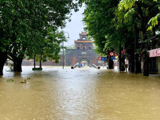 Mưa lũ ở TP Huế khiến 1 người tử vong, 1 bé gái mất tích