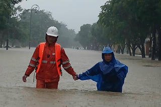 Điện lực Huế: Giữ an toàn cho dân, ấm lòng trong lũ dữ