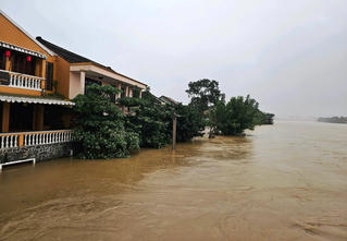 Phố cổ Hội An chìm trong nước lũ, dân chèo thuyền ra ngoài mua nhu yếu phẩm