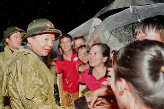 Phó Thủ tướng Trần Hồng Hà thị sát tâm lũ, động viên bà con thành phố Huế