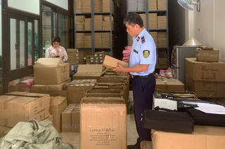 Lực lượng QLTT TP Hà Nội tạm thu giữ hơn 7.500 đôi guốc, giày, dép giả mạo nhãn hiệu ZARA