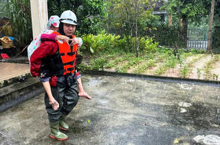 Đồi sau trụ sở xã Trà Leng, Đà Nẵng sạt lở, di dời khẩn trong đêm