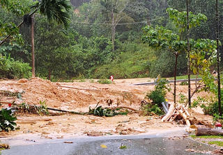 Đà Nẵng tiếp tục sạt lở núi dữ dội, nước lũ lên trở lại