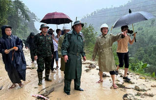Quân khu 5 kích hoạt “4 tại chỗ”, chủ động ứng phó mưa lũ miền Trung