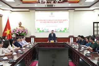 Bộ Tư pháp trao Bằng khen của Bộ trưởng cho các tập thể, cá nhân có thành tích