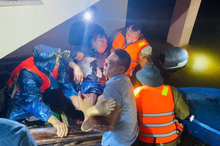 Phản ứng thần tốc, cứu sống hai thanh niên bị nước cuốn trong đêm mưa lũ