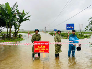 Lũ các sông Quảng Ngãi vượt đỉnh, nhiều khu dân cư chìm trong nước