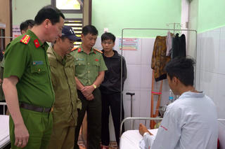 Công an TP Huế thăm, động viên chiến sĩ bị thương khi làm nhiệm vụ cứu hộ lũ lụt