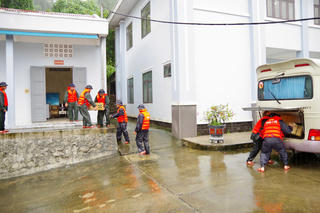 Miền Trung: Bộ đội Hải quân cùng dân vượt lũ