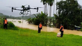 Nước dâng cao, quân đội triển khai drone tiếp tế dân vùng lũ Đà Nẵng