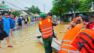 Quân khu 5 điều phương tiện đặc chủng ứng cứu người dân, nối lại liên lạc giữa vùng ngập lụt