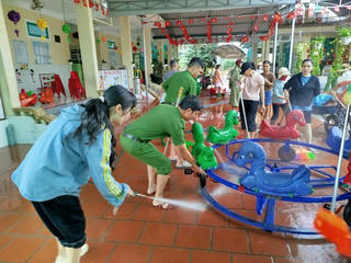 Cán bộ, chiến sĩ Công an TP Huế giúp dân khắc phục hậu quả mưa lũ