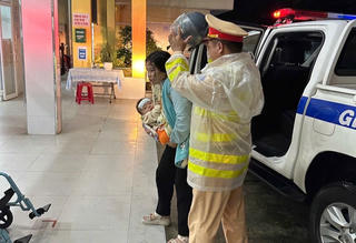 CSGT Quảng Ngãi dùng xe đặc chủng chở cháu bé sốt cao đi cấp cứu kịp thời
