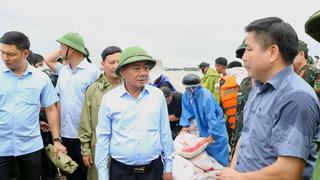 Thường trực Ban Bí thư Trần Cẩm Tú thăm, động viên nhân dân vùng lũ Đà Nẵng