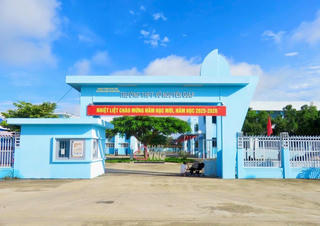 Cho thôi việc giáo viên bóp cổ đồng nghiệp trong sân trường ở Đắk Lắk