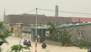 Hà Tĩnh: Mưa lớn gây ngập cục bộ, di dời người dân đến nơi toàn