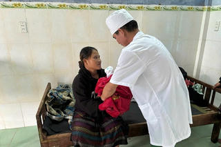 Quân y Biên phòng hỗ trợ sản phụ ‘vượt cạn’ giữa mưa lũ Quảng Trị