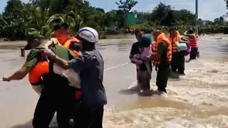 Công an Lâm Đồng dầm mình trong mưa lũ giúp người dân đến nơi an toàn