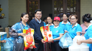 Những bếp ăn thiện nguyện giữa mùa lũ ở Huế