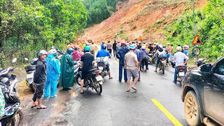 Tạm thông một làn đèo Lò Xo, nguy cơ sạt lở vẫn rất cao