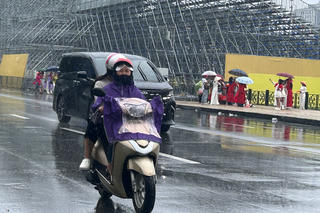 Không khí lạnh tăng cường miền Bắc, nhiều nơi mưa lạnh, miền Trung vẫn mưa to