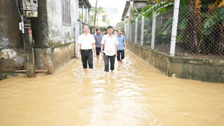 Chủ tịch UBND TP Huế kiểm tra, chỉ đạo khắc phục mưa lũ tại phường Thuận An