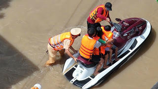 Huy động cano, mô tô nước di dân trong vùng ngập lũ ở Lâm Đồng