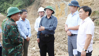 Phó Thủ tướng Hồ Quốc Dũng kiểm tra tình hình sạt lở ở xã Ngọc Linh, yêu cầu không để người dân thiếu đói