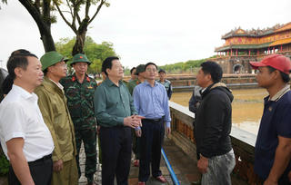 Phó Thủ tướng Chính phủ Mai Văn Chính kiểm tra công tác khắc phục mưa lũ tại khu vực Ngọ Môn – Đại Nội Huế
