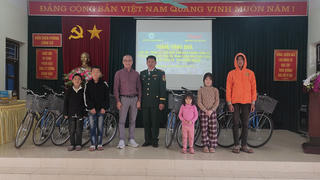 Có hẹn với Tuyên Quang:  Báo Pháp luật Việt Nam trao tặng xe đạp cho con nuôi đồn Biên phòng