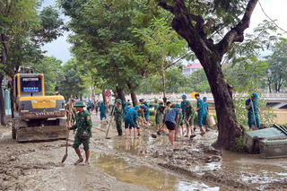 Bộ đội Biên phòng TP Huế hỗ trợ khắc phục hậu quả mưa lũ