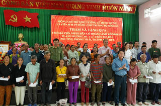 Thứ trưởng Công an Lê Quốc Hùng thăm, tặng quà người dân vùng lũ