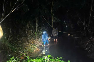 Xuyên đêm tìm kiếm người phụ nữ mất tích trong rừng giữa lũ dữ ở Quảng Trị