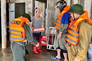 Miền Trung dồn sức khắc phục hậu quả thiên tai