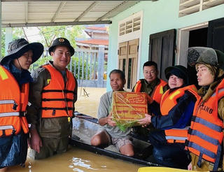 Hết lòng vì dân giữa mưa lũ