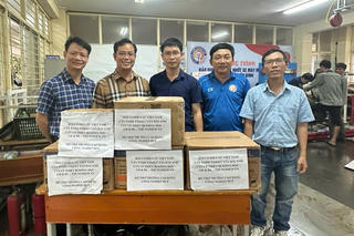 Thầy Hiệu trưởng cũ cùng con gái rời Thủ đô vào "rốn lũ" Huế giúp dân, sẻ chia yêu thương