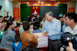 Tổng Bí thư Tô Lâm thăm người dân bị ảnh hưởng do mưa lũ ở Huế