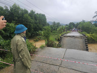 Sập cầu ở Quảng Ngãi, 1 người rơi xuống sông, 1.280 người bị cô lập