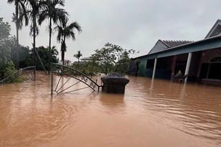 Hỗ trợ người dân trong ngập lũ