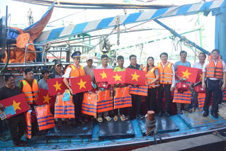Bộ tư lệnh Vùng Cảnh sát biển 3 cùng ngư dân thực hiện chống khai thác IUU