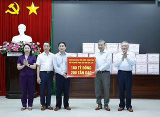 Tổng Bí thư thăm, tặng quà người dân bị ảnh hưởng mưa, lũ tại Huế