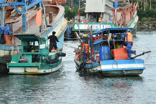 Bắt giữ 2 tàu cá tàng trữ, vận chuyển trái phép thiết bị VMS của tàu cá khác