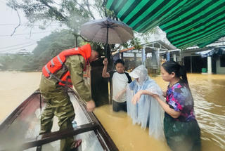 Công an TP Huế căng mình hỗ trợ người dân trong đợt lũ chồng lũ