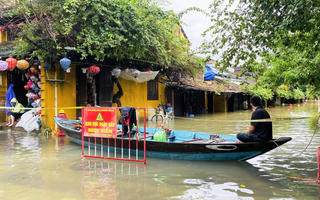 Phố cổ Hội An lũ chồng lũ, người dân oằn mình “chạy lụt”