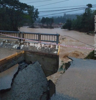 Sập mố cầu trên tuyến tỉnh lộ 14B (Huế), gây chia cắt giao thông