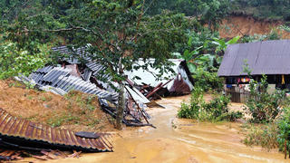 Cận cảnh tan hoang ở ngôi làng vùng cao Đà Nẵng bị lũ quét 
