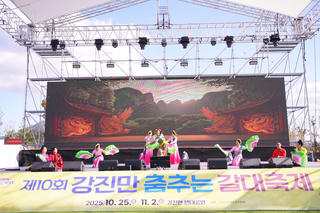 Nhà hát Sân khấu Truyền thống Hải Phòng biểu diễn trong lễ hội “Ngày Việt Nam tại Gangjin 2025” ở Hàn Quốc
