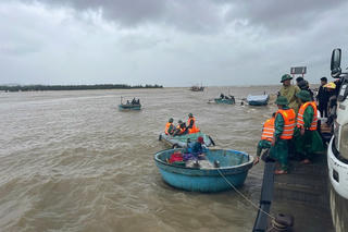 Quảng Trị: Sóng đánh chìm thuyền thúng, một ngư dân mất tích ở cửa sông Roòn