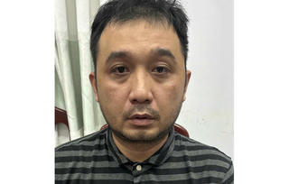 Bắt quả tang vụ đánh bạc, phát hiện đối tượng trốn truy nã