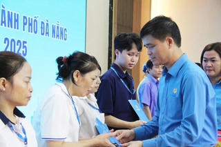 Tổng Liên đoàn Lao động Việt Nam hỗ trợ công nhân Đà Nẵng sau lũ